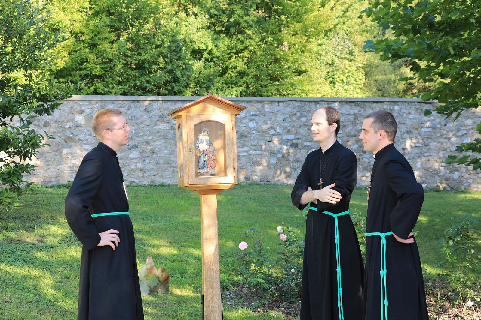 Brüder beim Rosenkranzbeten & bei der Rekreation