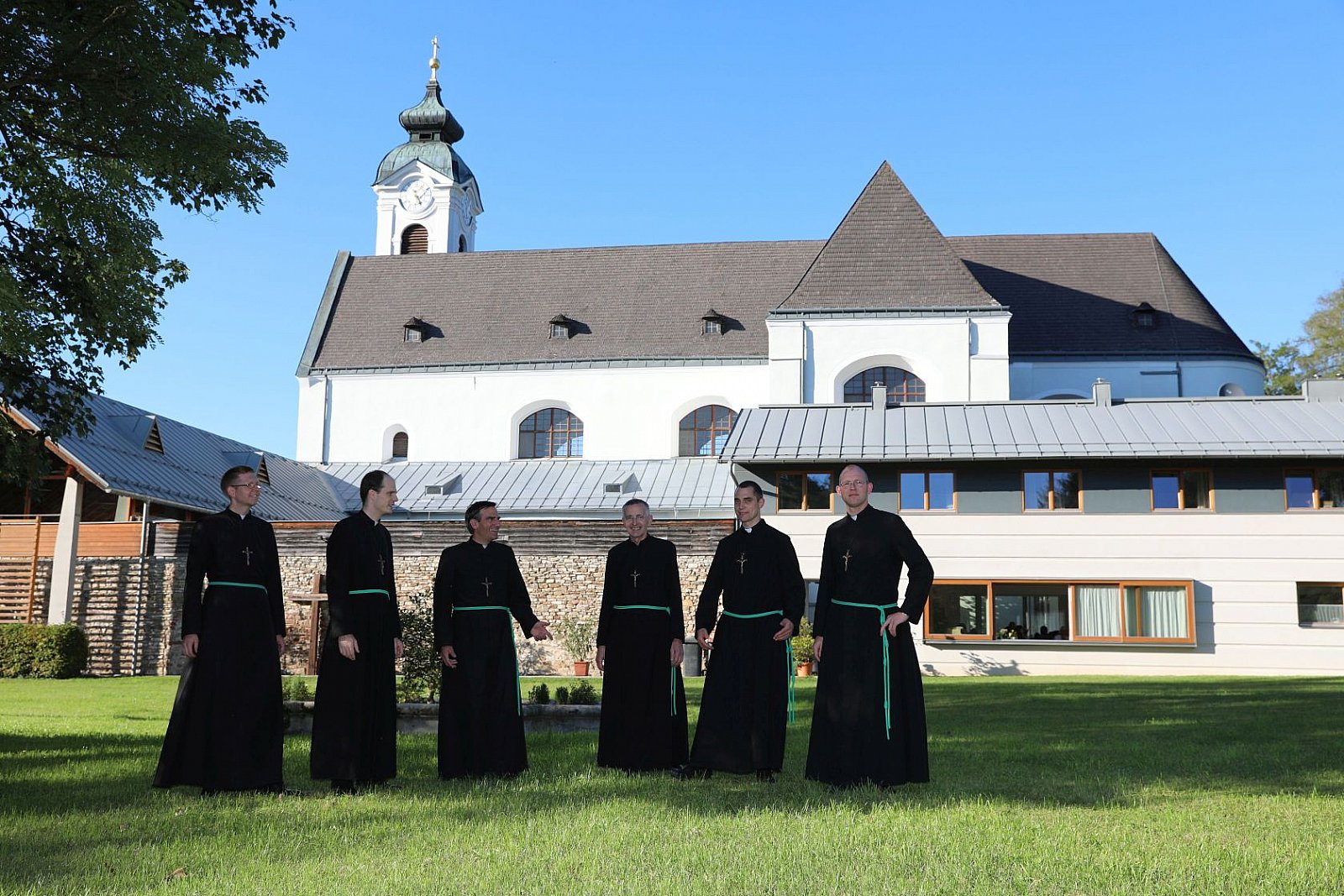 Brüder beim Rosenkranzbeten & bei der Rekreation